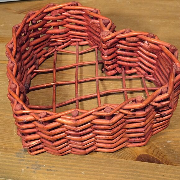 Red Heart Wicker Basket, 9" VTG? - Picture 4 of 6